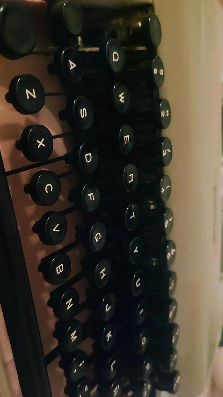 1950s Olivetti Pluma 22